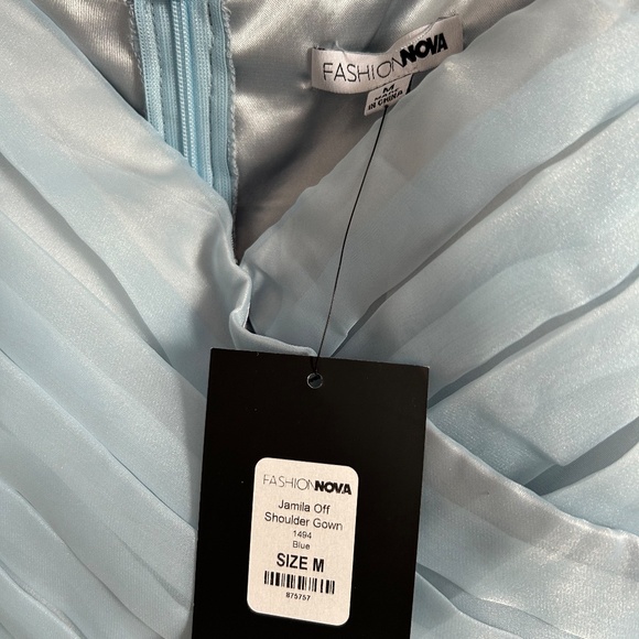 NWT Fashion Nova Jamila Off Shoulder Gown in M - Picture 3 of 3